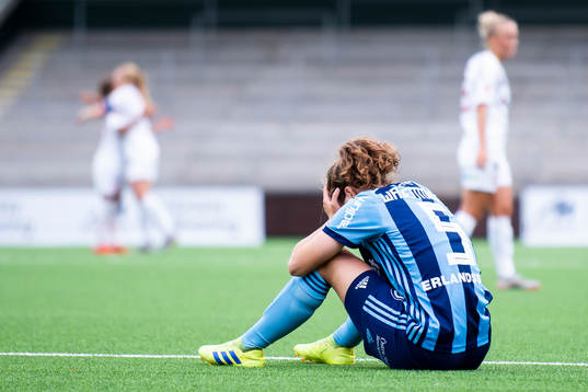 Djurgårdens Mia Jalkerud deppar medan i bakgrunden