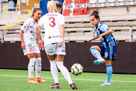 Djurgårdens Malin Diaz Pettersson omringad av Rosengårds