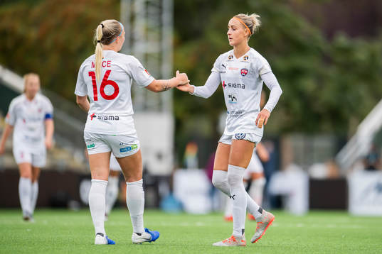 Rosengårds Hailie Mace och Sanne Troelsgaard  jublar