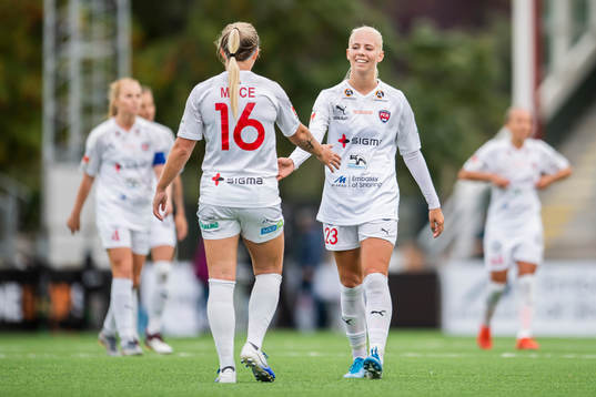 Rosengårds Hailie Mace och Sofie Svava tackar varandra