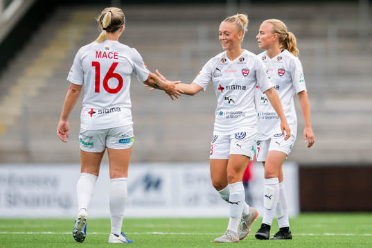 Rosengårds Hailie Mace och Hanna Bennison tackar varandra