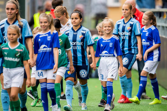 Rosengårds och Djurgårdens spelare gör entré