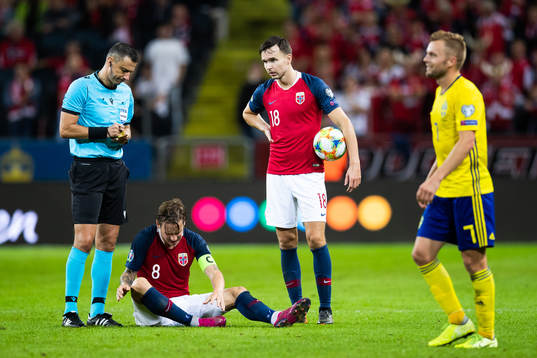 Referee Slavko Vincic stands besides Stefan Johansen and