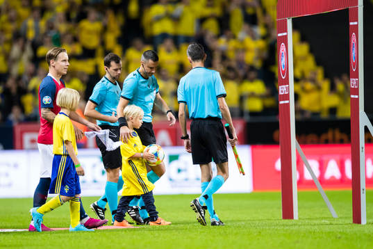 The mascot from Min stora dag with the ball