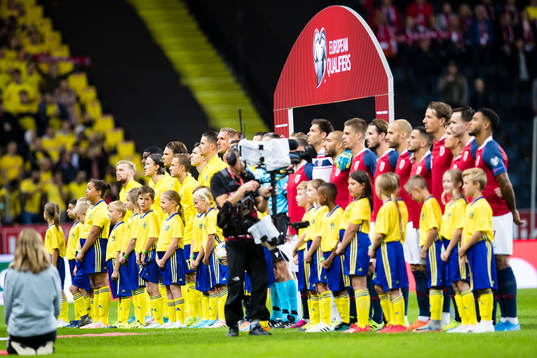 The players line up
