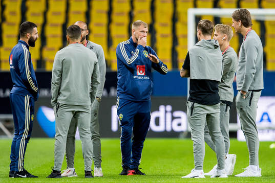 John Guidetti of Sweden talks to Stefan Johansen, Martin