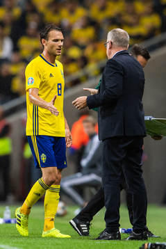 Albin Ekdal shake hands with Janne Andersson, head coach of