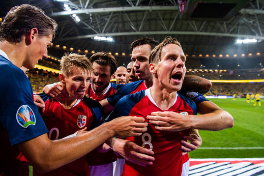 Stefan Johansen of Norway celebrate with teammates