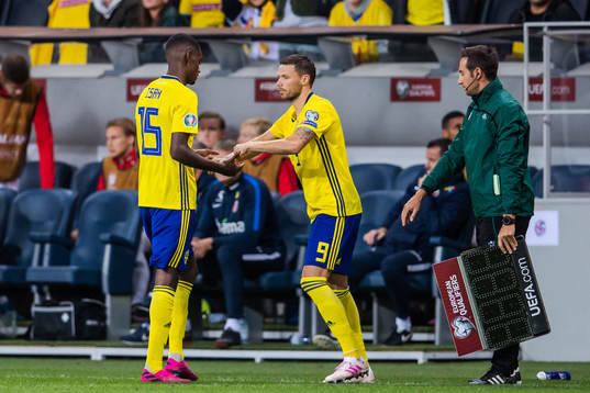 Alexander Isak changes with Marcus Berg of Sweden