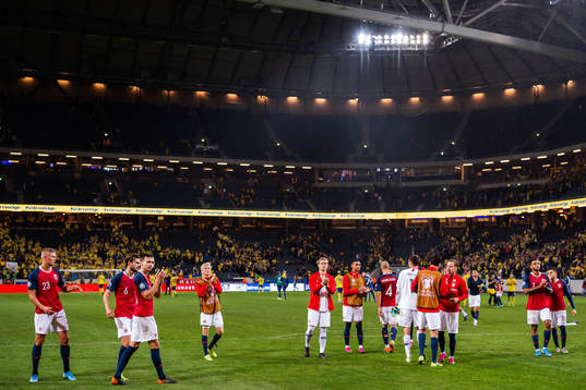 Players of Norway thank the supporters