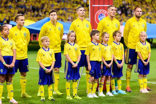 Mascots in front of Victor Nilsson Lindelöf, Mikael