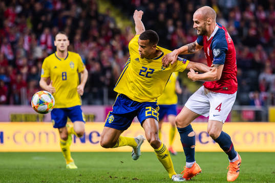Robin Quaison of Sweden and Tore Reginiussen of Norway