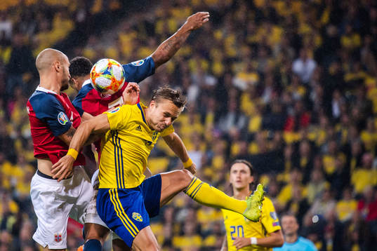 Tore Reginiussen against Pierre Bengtsson of Sweden