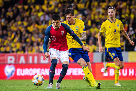 Tarik Elyounoussi of Norway against Victor Nilsson