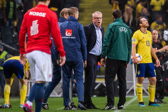 Janne Andersson, head coach of Sweden in a discussion with