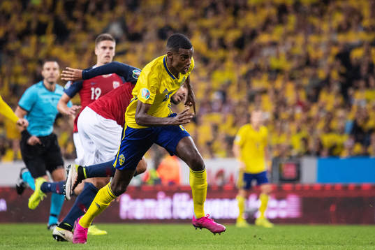 Alexander Isak of Sweden and Joshua King of Norway