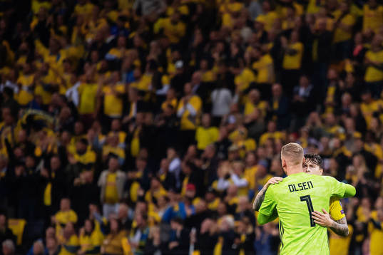 Victor Nilsson Lindelöf and goalkeeper Robin Olsen