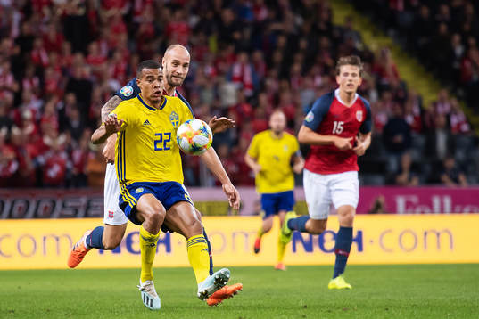 Robin Quaison of Sweden and Tore Reginiussen of Norway