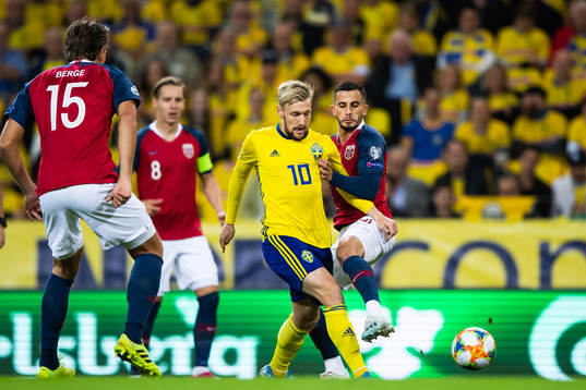 Emil Forsberg of Sweden and Omar Elabdellaoui of Norway