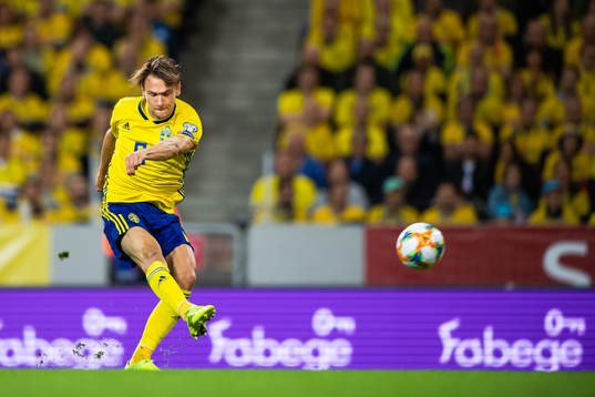 Albin Ekdal of Sweden shoots