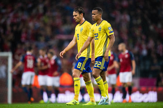 Albin Ekdal and Robin Quaison of Sweden looks dejected