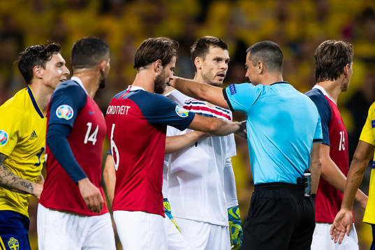 Håvard Nordtveit gets infront of goalkeeper Rune Almenning