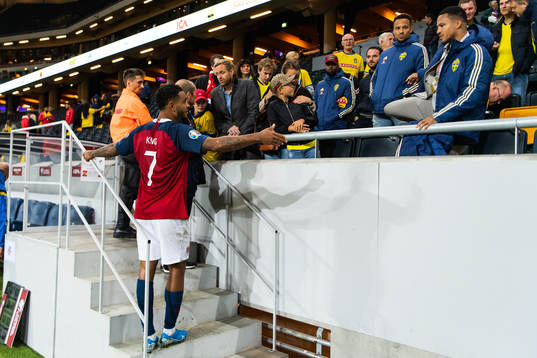Joshua King of Norway talking to Martin Olsson and Marcus