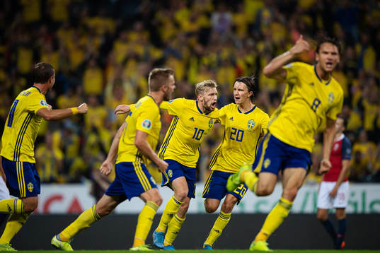 Emil Forsberg (#10) of Sweden celebrates with teammates