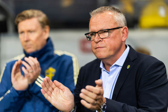 Janne Andersson, head coach of Sweden applauding