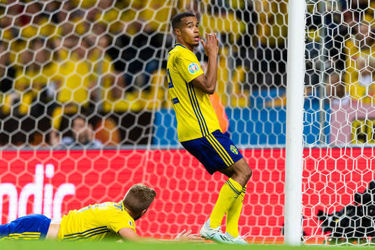 Sebastian Larsson and Robin Quaison look dejected