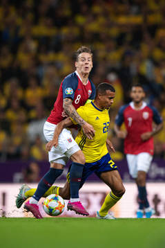 Stefan Johansen of Norway tackles Robin Quaison of Sweden