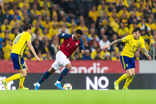 Albin Ekdal and Victor Nilsson Lindelöf defend against
