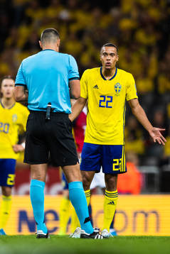 Referee Slavko Vincic and Robin Quaison of Sweden