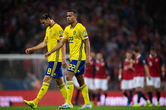 Albin Ekdal and Robin Quaison of Sweden look dejected