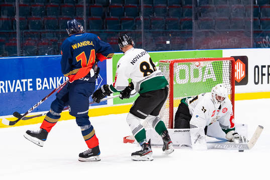 Tom Wandell of Djurgården against Peter Novajovsky and