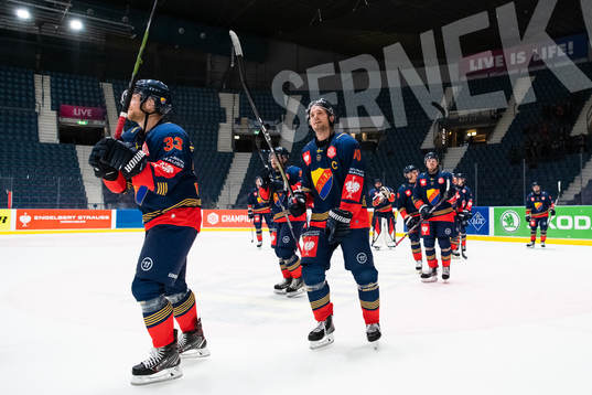 Linus Hultström and Jacob Josefson recognize the audience