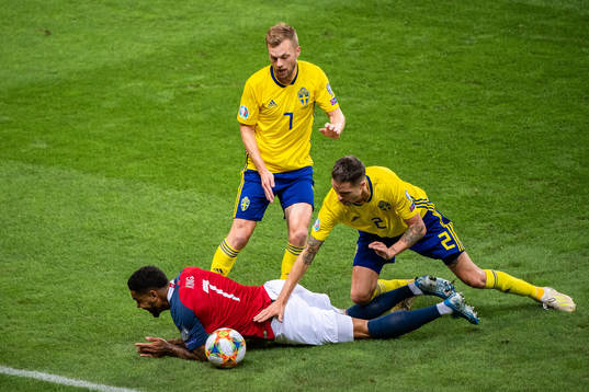 Joshua King of Norway in a duel with Sebastian Larsson and