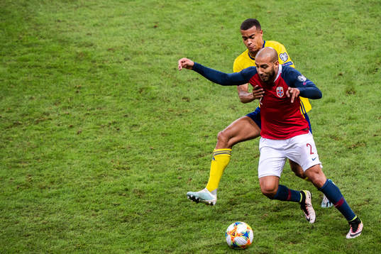 Robin Quaison of Sweden and Haitam Aleesami of Norway