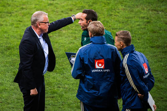 Janne Andersson, head coach of Sweden in a discussion with