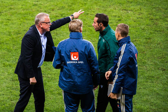 Janne Andersson, head coach of Sweden in a discussion with
