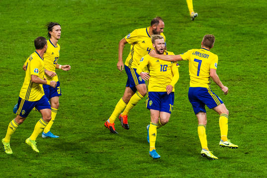 Emil Forsberg of Sweden celebrate the 1-1 goal with Pierre