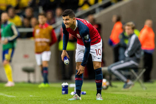 Tarik Elyounoussi of Norway prepares to come