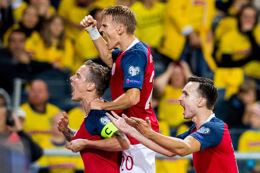 Stefan Johansen of Norway celebrates with teammates Martin
