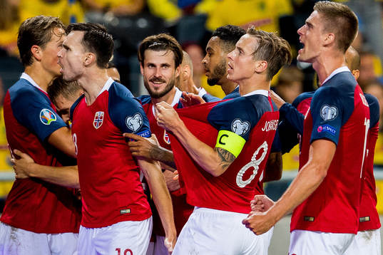 Stefan Johansen of Norway celebrates with teammates Ole