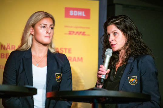Josefine Holmgren och tränare Alana Blahoski, tränare