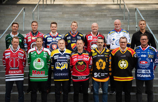 Tränarna står uppställda för en lagbild. Övre raden