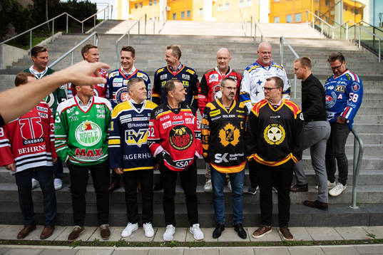 Tränarna står uppställda för en lagbild. Övre raden