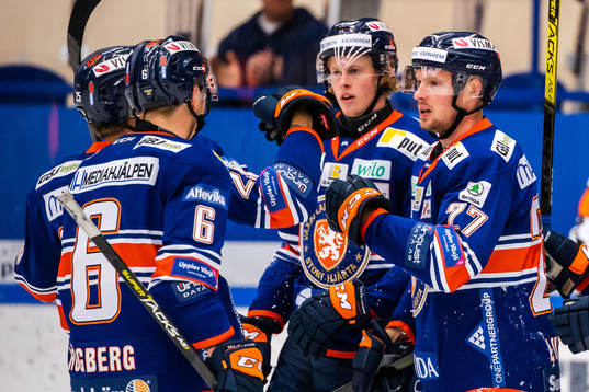 Växjös Martin Lundberg jublar med lagkamrater