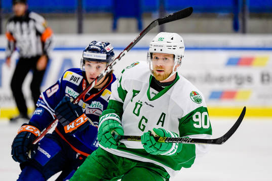 Växjös Pontus Holmberg jagar Rögles Ted Brithén
