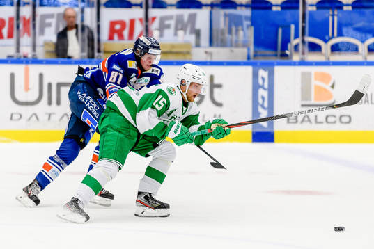 Rögles Simon Ryfors jagas av Växjös Fredrik Karlström